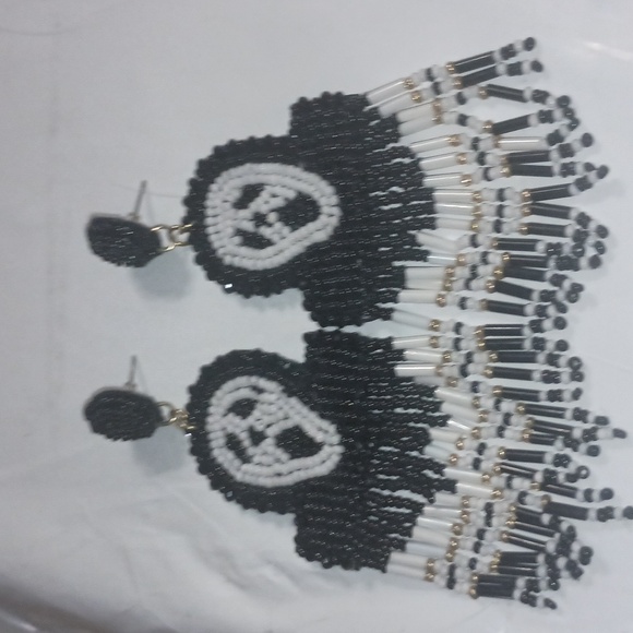 Scream Ghost Face Beaded Earrings - Picture 2 of 3